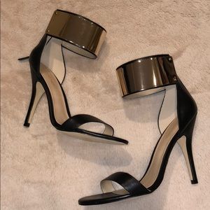 Bebe black strappy heels with Gold accent NWT🖤